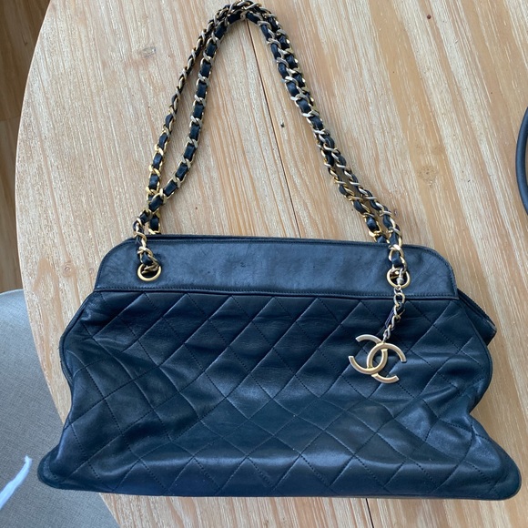 chanel quilted shoulder bag